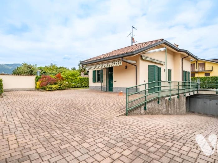 Casa quadrilocale in vendita in Via Casa Paradiso, Molteno