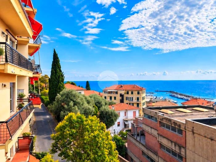 Appartamento quadrilocale in vendita in Salita terre bianche, Porto Maurizio, Imperia