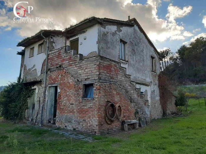 Casa con 6 locali in vendita in Piazza XXV Aprile, Montecatini Val di Cecina