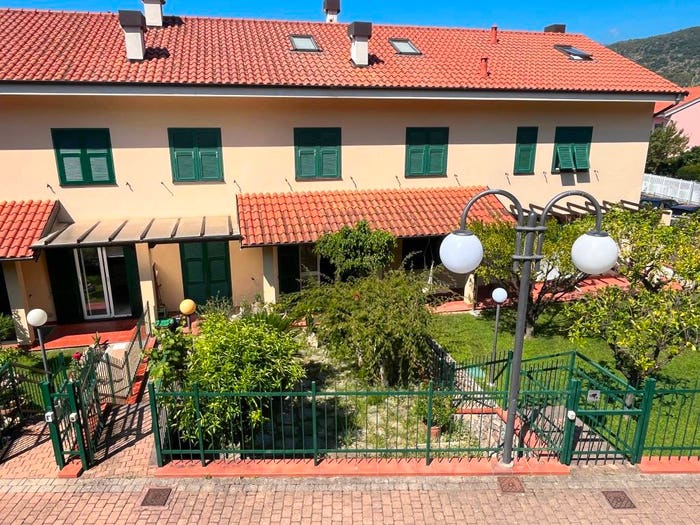 Casa con 6 locali in vendita in Via Trento e Trieste, Borgio, Borgio Verezzi