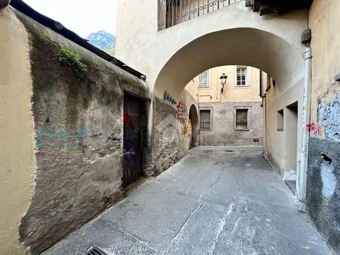 Casa bilocale in vendita in Via CroixdeVille, Centro, Aosta