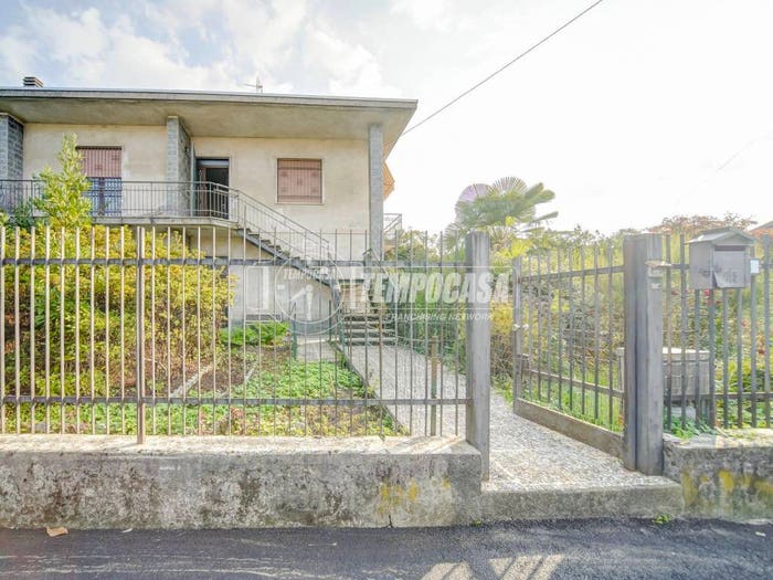 Casa trilocale in vendita in Via Ugo Foscolo, Centro, Jerago con Orago