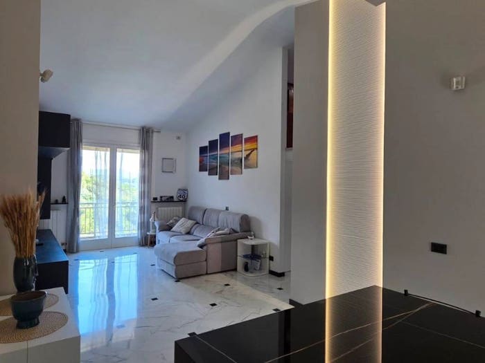 Appartamento quadrilocale in vendita in Viale Villa Gavotti, Multedo, Genova