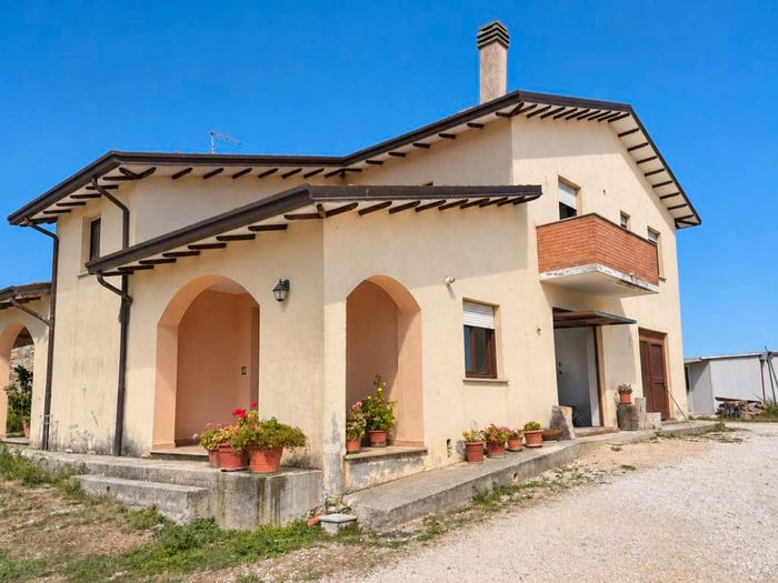 Casa con 6 locali in vendita in Vocabolo Serre Parrano, Nocera Umbra