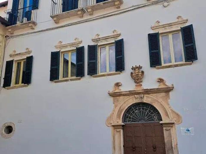 Casa con 6 locali in vendita in Ofena