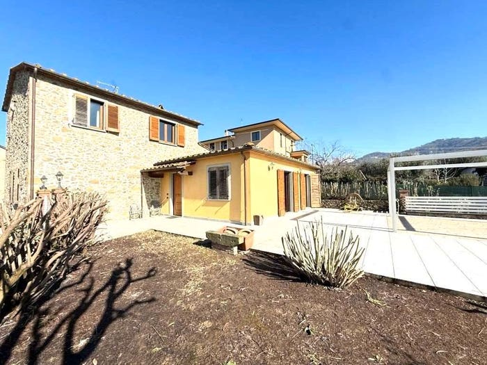 Casa con 6 locali in vendita in Via Vecchia Milloni, Larciano