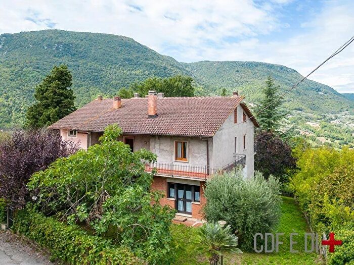 Casa con 6 locali in vendita in Strada Statale Ternana, Configni