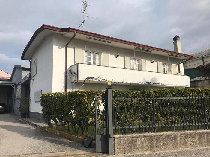 Casa trilocale in vendita in Via Prebone, Centro, Barzanò