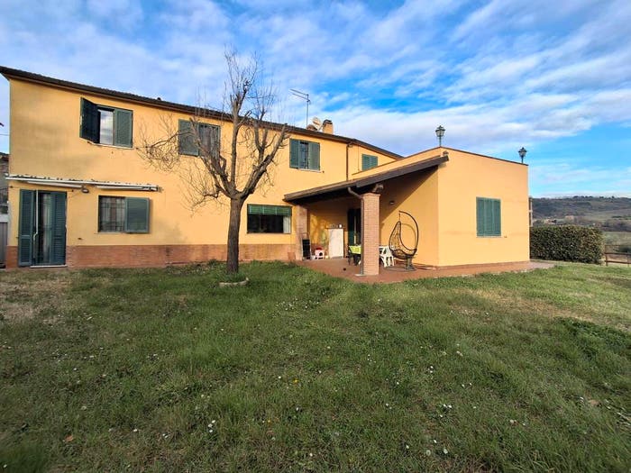 Casa con 6 locali in vendita in Corciano