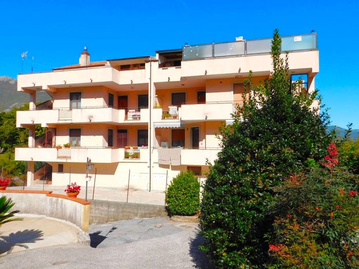 Appartamento quadrilocale in vendita in Via Pozzo Donato, Centro, Trecchina