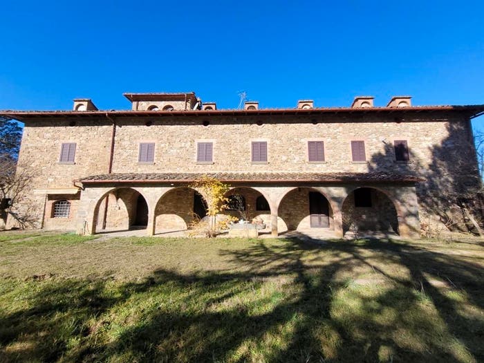 Casa con 6 locali in vendita in Bucine