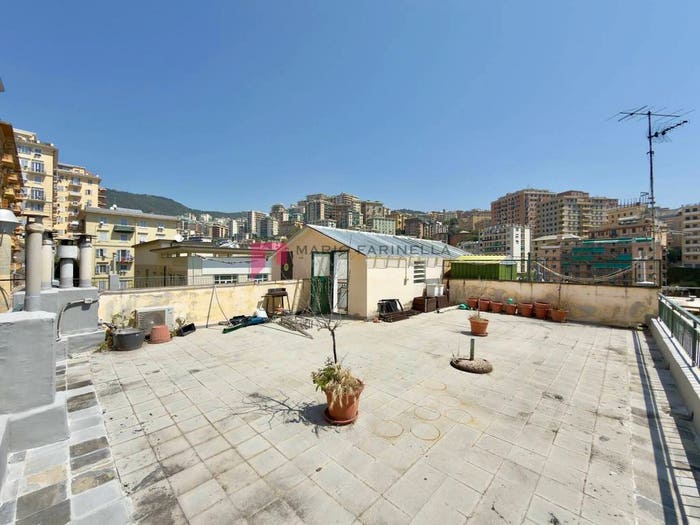 Appartamento trilocale in vendita in Via Adamo Centurione, Lagaccio, Genova