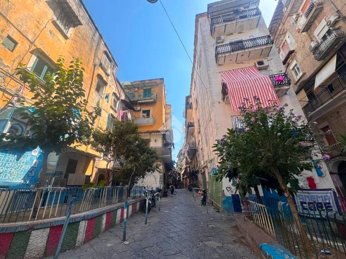 Appartamento quadrilocale in vendita in Vico Pergola All'Avvocata, Tribunali, Napoli