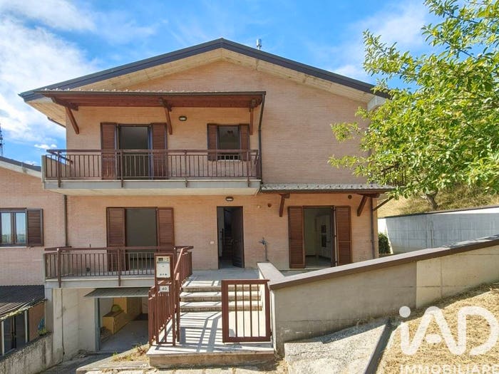 Casa con 6 locali in vendita in Via Giacomo Puccini, Centro, Sarnano