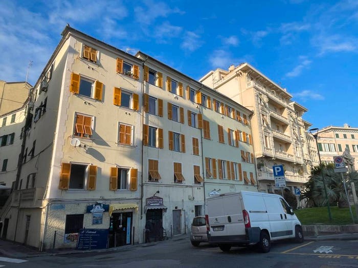 Appartamento quadrilocale in vendita in Viale Giorgio Modugno, Pegli, Genova