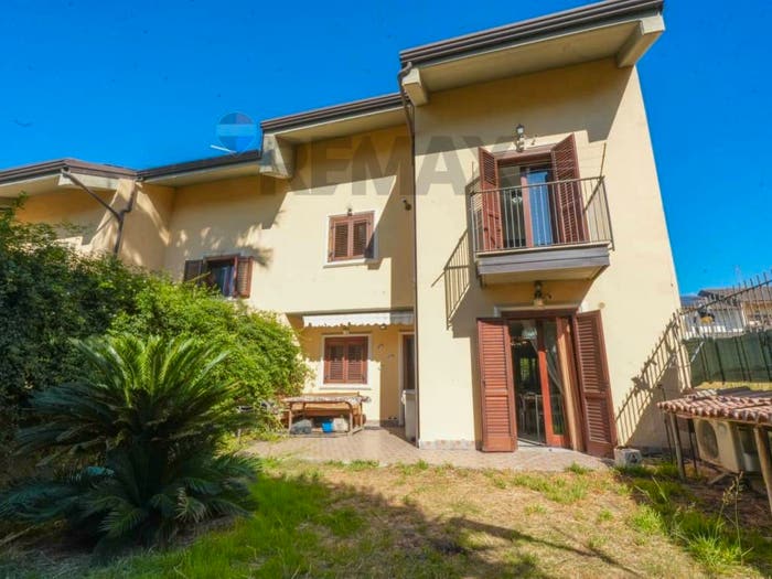 Casa con 6 locali in vendita in Via Igino Giordani, Paternò