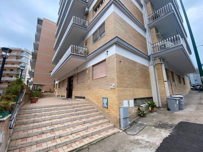 Appartamento con 6 locali in vendita in Viale Maria Bakunin, Fuorigrotta, Napoli