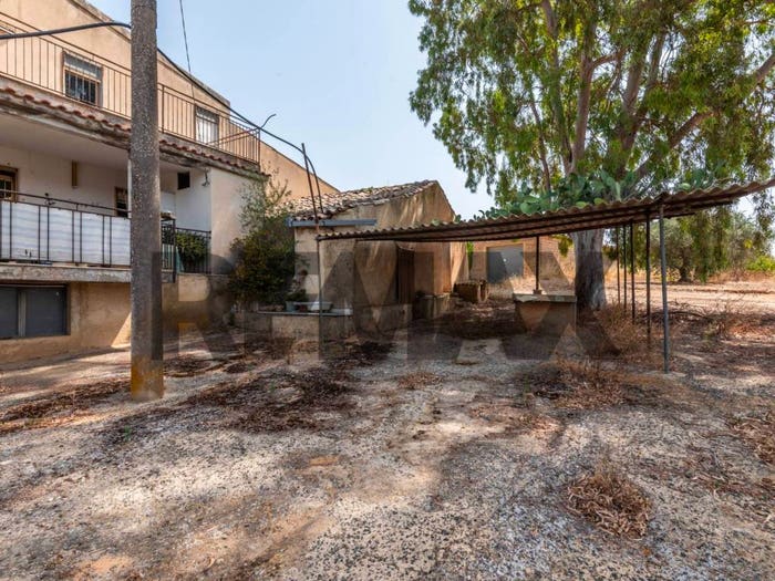 Casa con 6 locali in vendita in Via Tiziano, Caltagirone