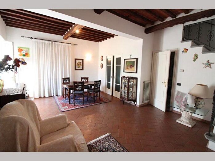 Casa con 7 locali in vendita in Forte Dei Marmi
