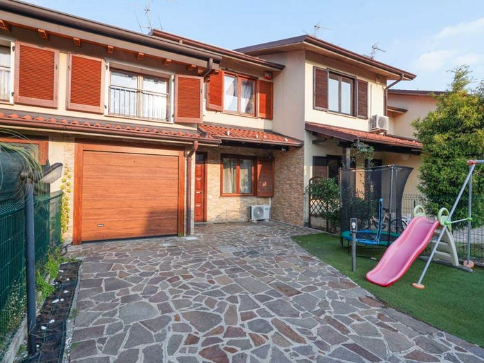 Casa quadrilocale in vendita in Via Ugo Foscolo, Centro, Bonate Sopra