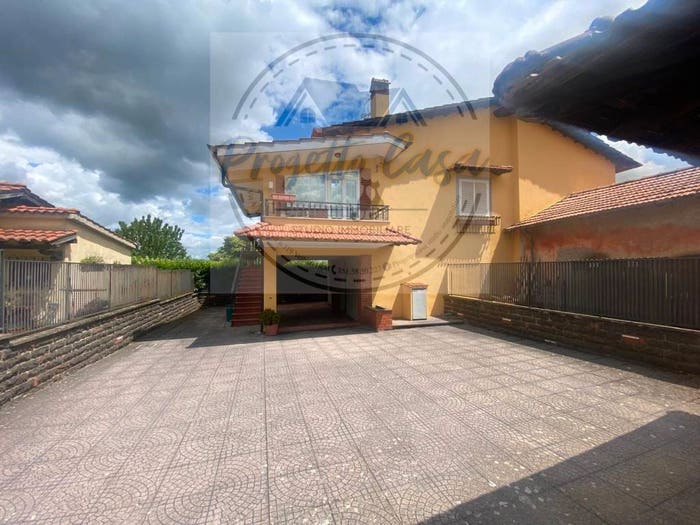 Appartamento quadrilocale in vendita in Via Antonio Gramsci, Centro, Lariano