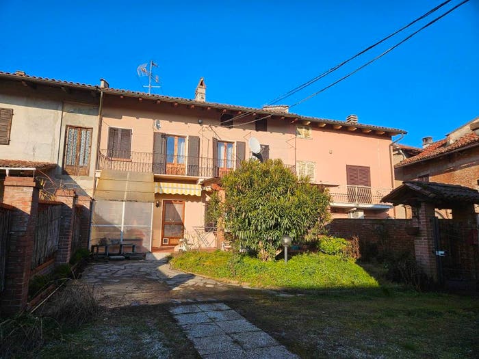 Casa con 6 locali in vendita in Via Roma, Moncestino