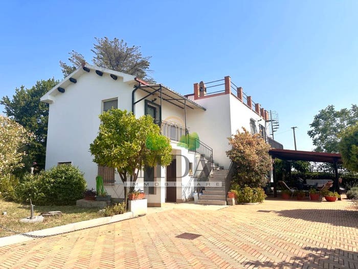 Casa con 6 locali in vendita in Contrada Valle Santa Maria, Torano Nuovo