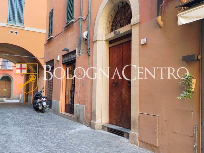 Appartamento trilocale in vendita in Via Battibecco, Centro Storico, Bologna