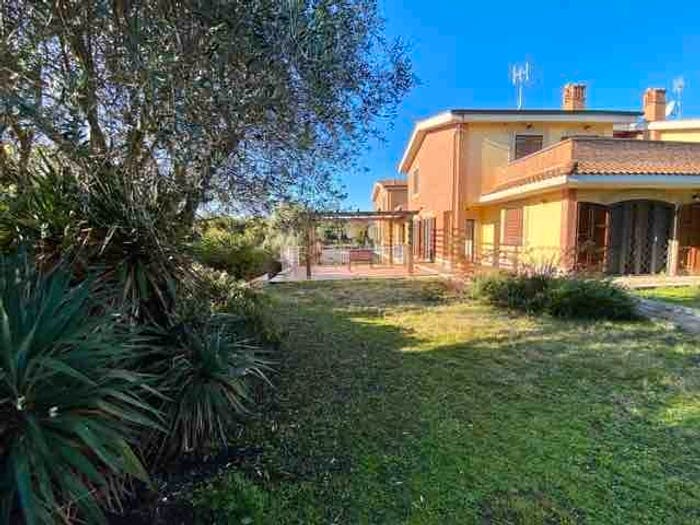 Casa quadrilocale in vendita in Via Greta Garbo, Vallerano, Roma