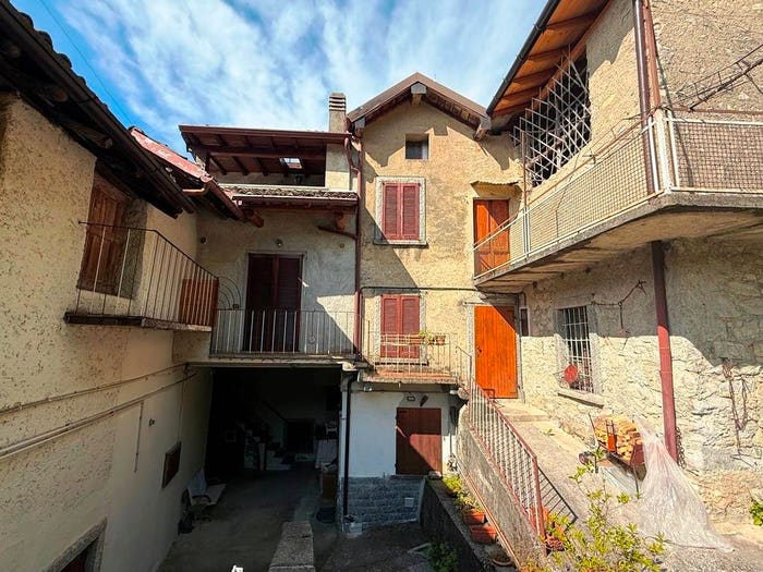 Appartamento quadrilocale in vendita in Via Torretta, Centro, Sormano