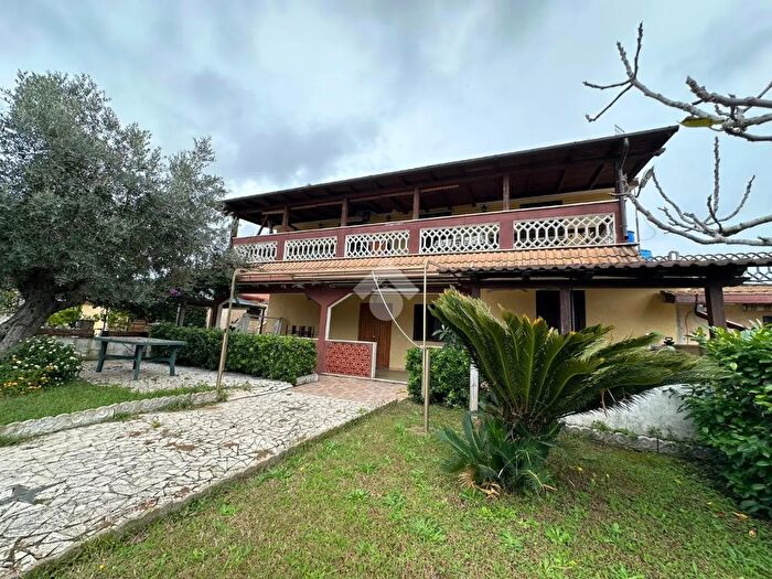 Appartamento trilocale in vendita in Via dei Pini, Aprilia
