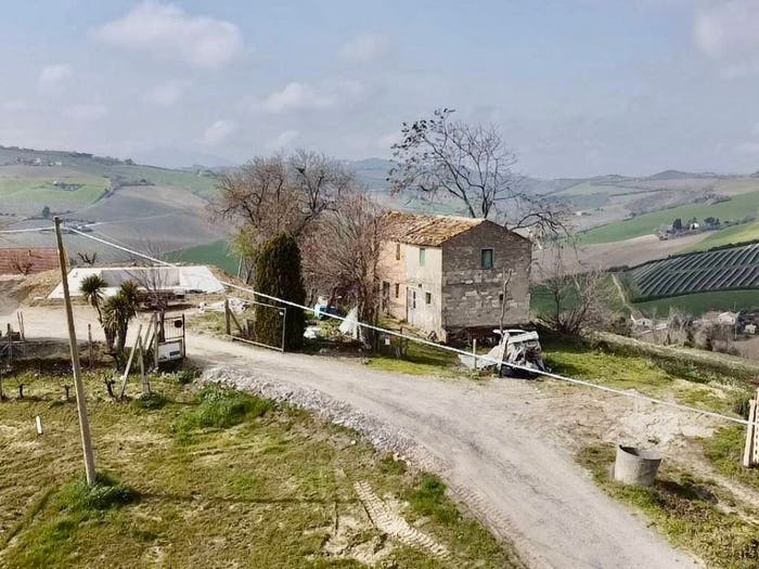 Casa con 5 locali in vendita in Contrada Corneto, Carassai