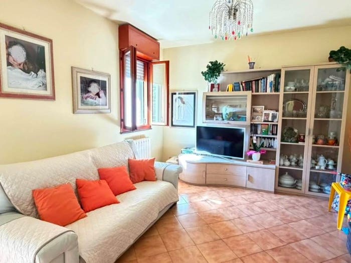 Casa con 6 locali in vendita in Piazza Aldo Moro, Centro, Capannori