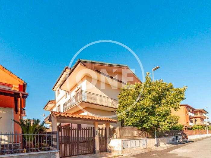 Appartamento trilocale in vendita in Via Gamberale, Castelverde, Roma