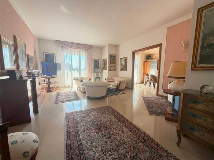 Appartamento trilocale in vendita in Via Comasina, Verano Brianza