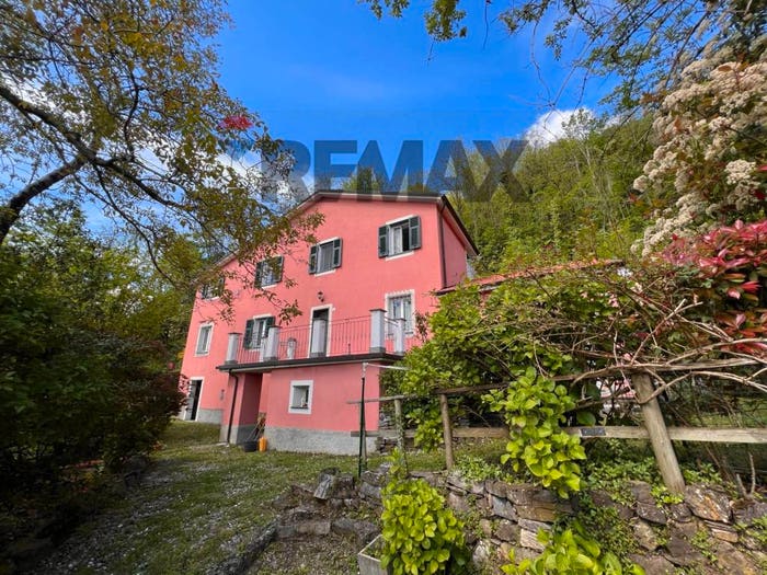 Casa con 6 locali in vendita in via montemozzo, Borzonasca