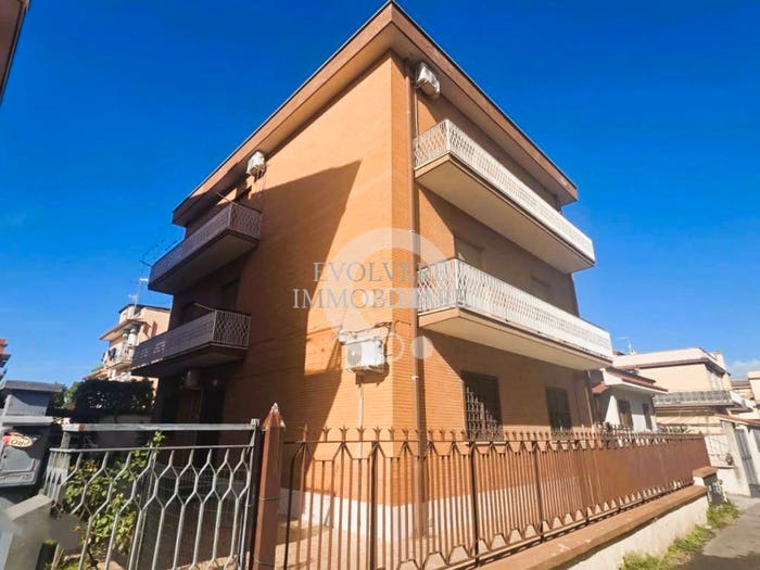 Appartamento quadrilocale in vendita in Via Alceo Dossena, Giardinetti, Roma