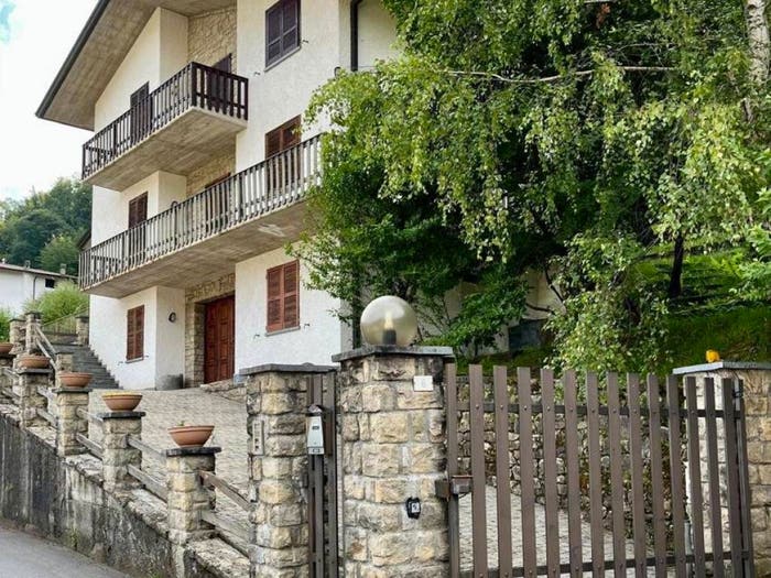 Casa con 6 locali in vendita in Località Canaveé, Schignano