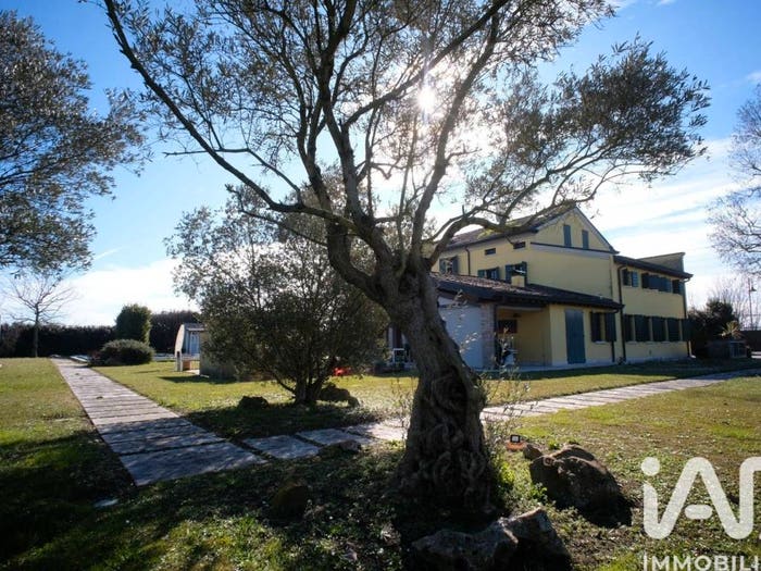 Casa con 6 locali in vendita in Via Don G Minzoni, Centro, Novi di Modena