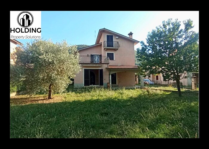 Casa con 6 locali in vendita in Via Montecalvo di Sotto, Scandriglia