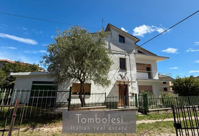 Casa con 6 locali in vendita in Via Alessandro Manzoni, Centro, Pergola