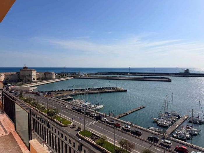 Appartamento quadrilocale in vendita in Lungoporto Antonio Gramsci, Centro Storico Pirgo Odescalchi, Civitavecchia