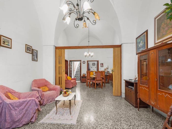 Casa con 6 locali in vendita in Via Roma, Giurdignano