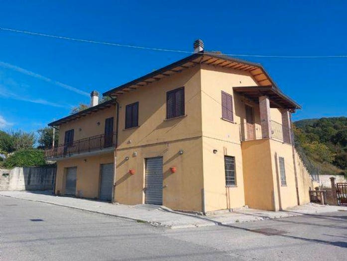 Casa con 6 locali in vendita in Nocera Scalo, Nocera Umbra