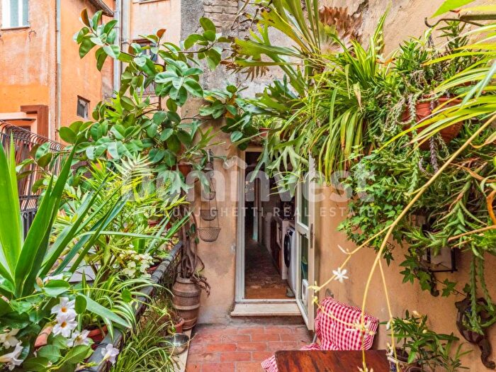 Appartamento quadrilocale in vendita in Vicolo De Cinque, Trastevere, Roma