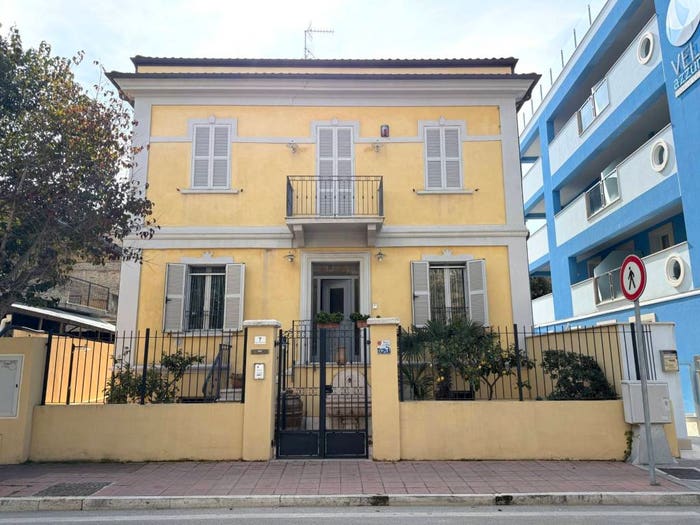 Casa con 6 locali in vendita in Viale Ballestra, Centro, Grottammare