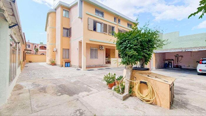 Casa con 12 locali in vendita in Via Umberto I, Villasimius