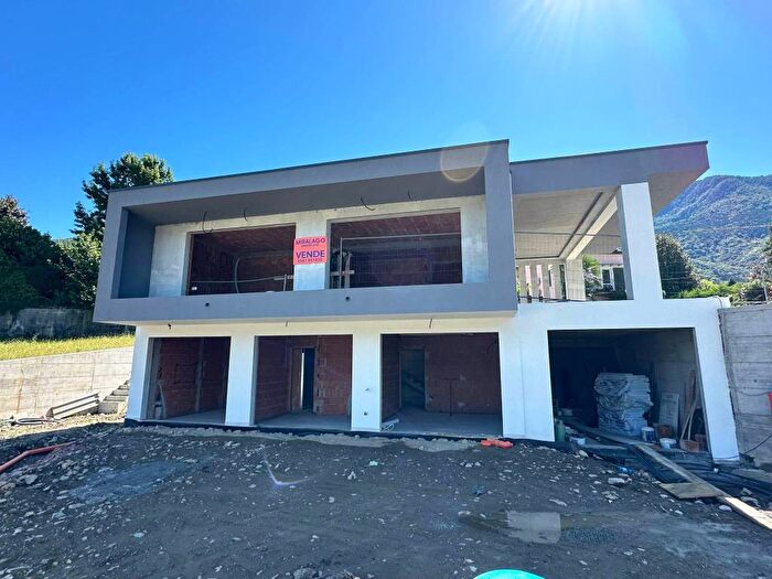 Casa quadrilocale in vendita in Via Perlino, Colico Piano, Colico
