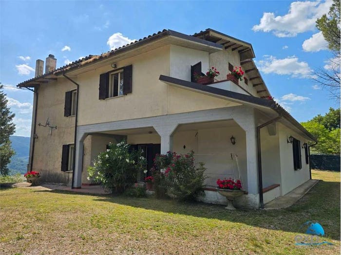 Casa con 6 locali in vendita in Aguzzo, Stroncone
