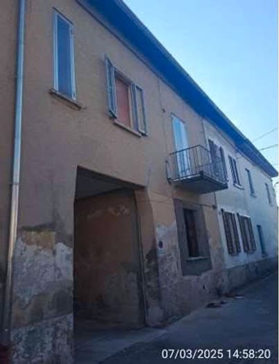 Appartamento trilocale in vendita in Via Montello, Venegono Inferiore